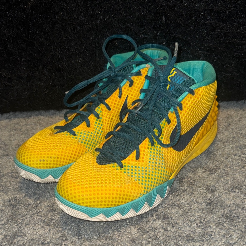 Nike Men’s Kyrie 1 Letterman